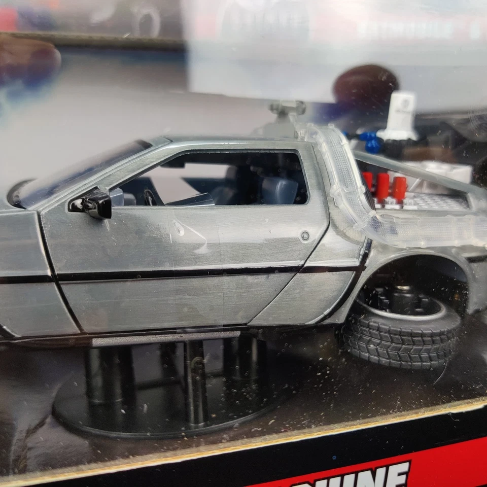 MACCHINA A 2 TEMPI AUTO JADA TOYS DOLOREREAN BACK TO THE FUTURE 1:24 IN SCATOLA - Immagine 4 di 4