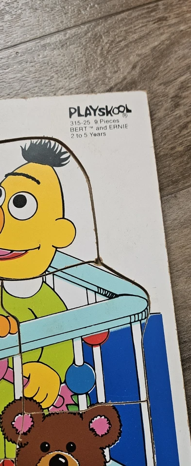 Rompecabezas Playskool Plaza Sésamo Bert & Ernie As Babies con marco de madera en cuna con pato Foto 4 de 4
