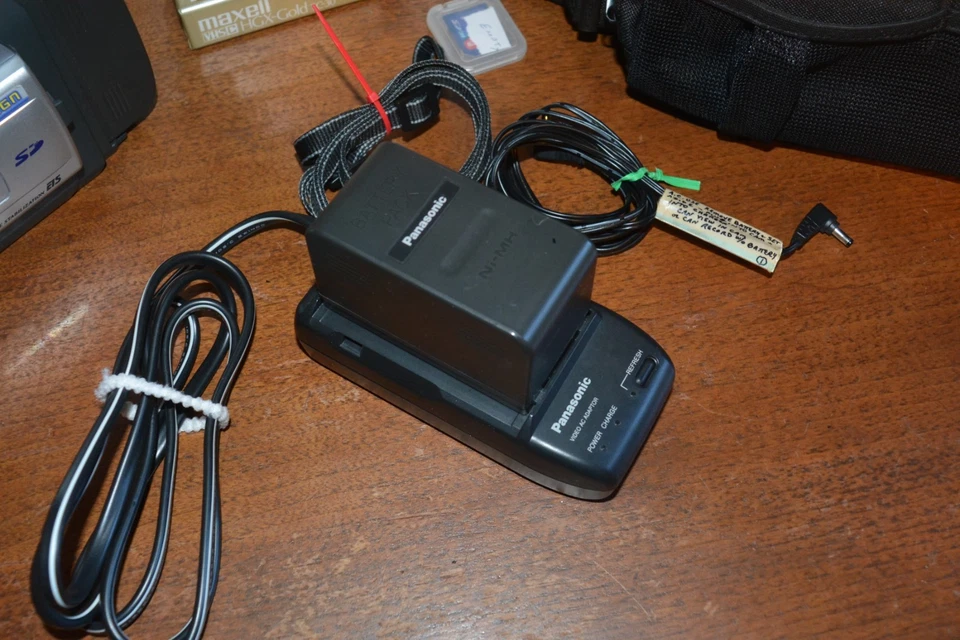 PANASONIC PALMCORDER Camcorder w/ Charger Tapes Bag & Batteries MODEL SD PV-L453 - Image 2 of 4