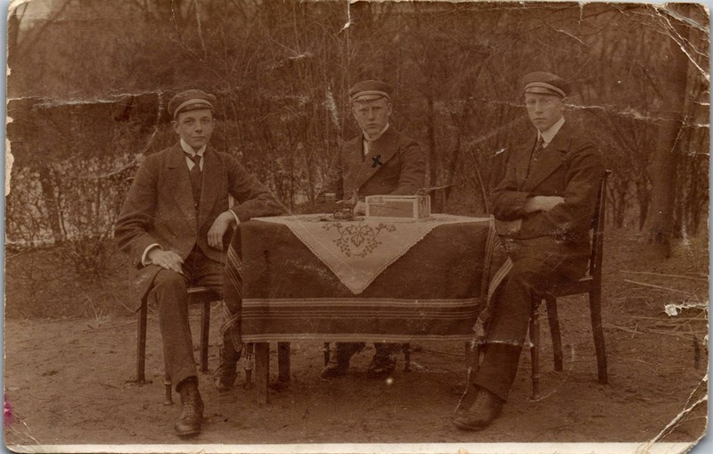 RPPC Postcard 1913 Germany–Iowa Postcard w/ 2c Due, Outdoor Men at Table Scene