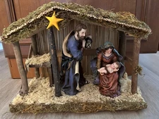 Nativity Set Mary Joseph Jesus & Manger