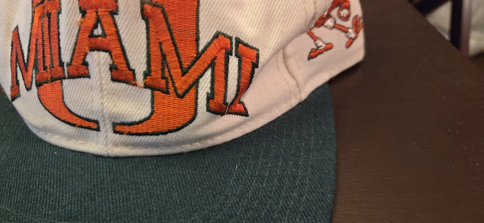 Sombrero Snapback Vintage Universidad de Miami Estilo Años 90 Difícil de Encontrar Foto 2 de 4