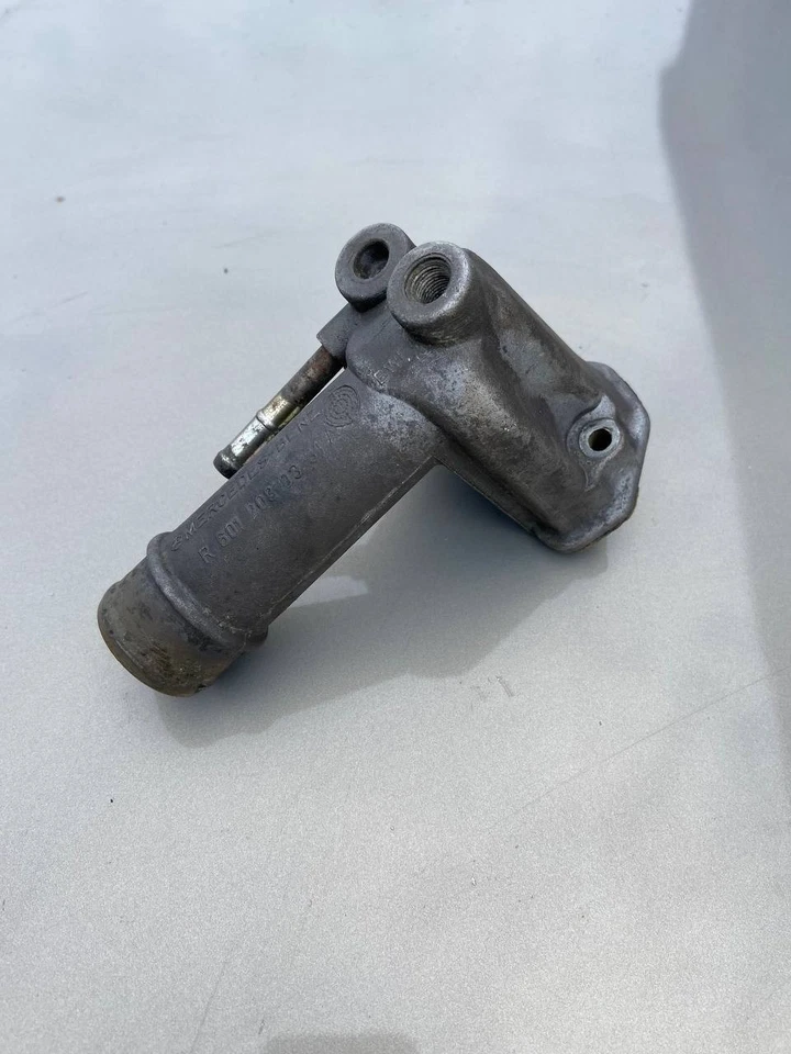 Brida carcasa termostato mercedes-benz w124 e300d w201 190d 6012030331 Foto 2 de 4