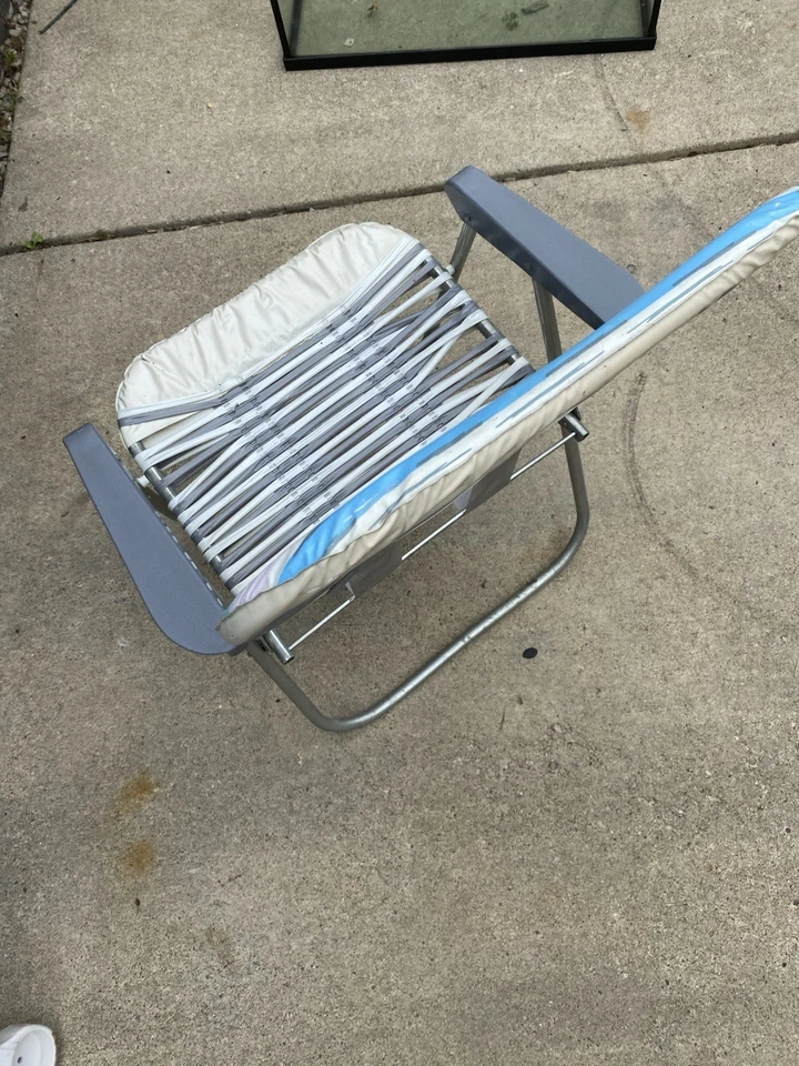 Silla de playa plegable vintage de aluminio de vinilo con tubo de gelatina blanca y gris Foto 3 de 4