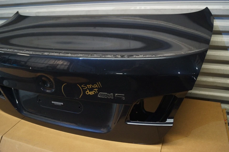 2011 2012 2013 2014 2015 2016 BMW 5 Series M5 Sedan tampa do porta-malas fabricante de equipamento original - Imagem 3 de 4