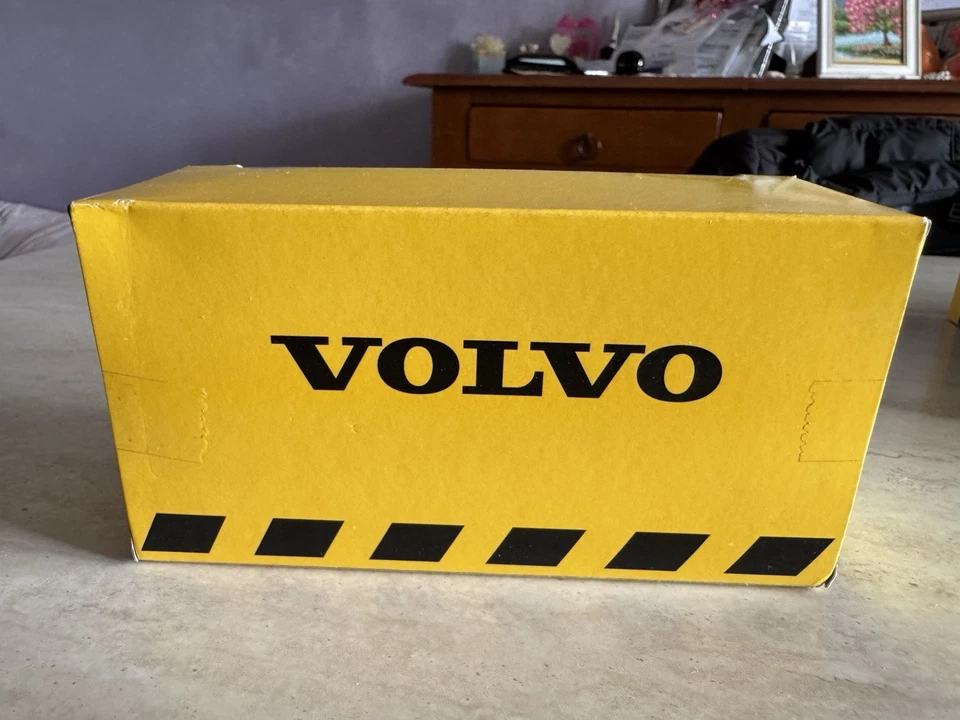 MEZZO DA LAVORO STRADALE ESCAVATORE CINGOLI VOLVO 1:87 NUOVO BOX DA COLLEZIONE - Immagine 4 di 4