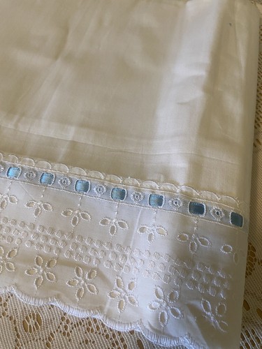 VINTAGE COTTON BED SHEET SET SHEETS PILLOWCASES X 2 EMBROIDERY ANGLAISE ITALY - Picture 2 of 7