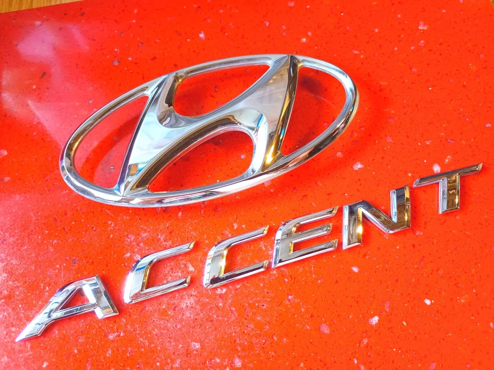 Emblema de maletero genuino Hyundai Accent BAdge 2012-16 Dodge Attitude Hyundai Verna Foto 2 de 4
