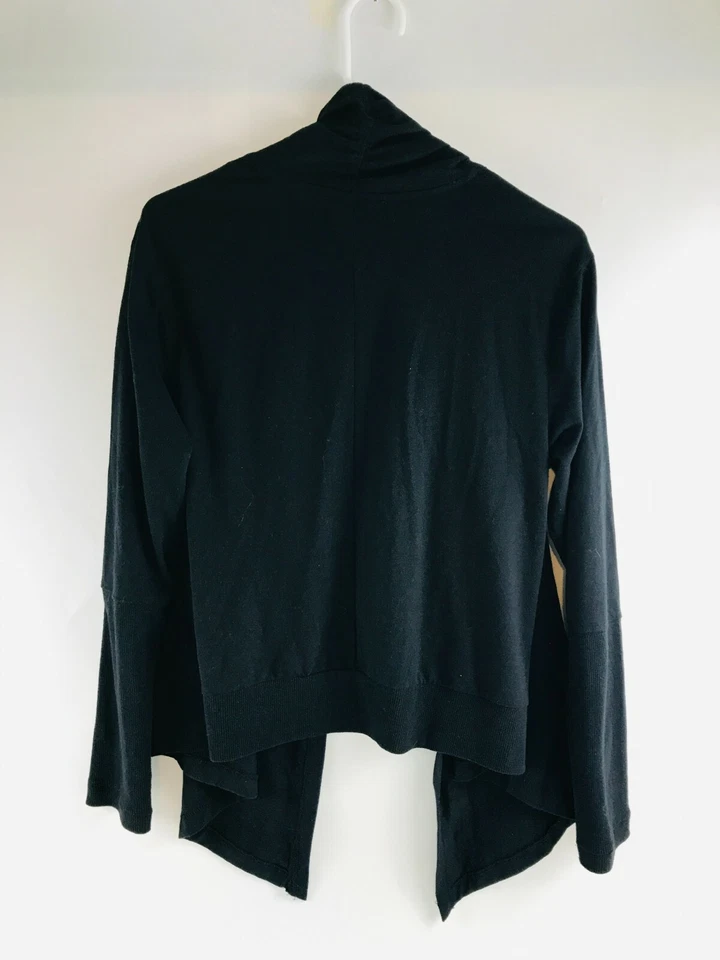 Suéter gris tallado con volantes para mujer talla grande negro manga larga cárdigan abierto Foto 2 de 4