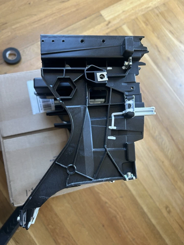 2005-2007 AUDI A3 QUATTRO - Rádio estéreo / suporte de montagem de controle climático fabricante de equipamento original - Imagem 3 de 4