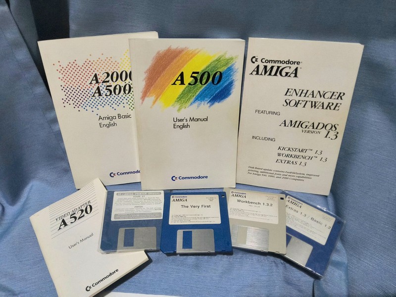 Commodore Amiga Manuals & System Disks Bundle – A500 A2000 A520 Workbench 1.3