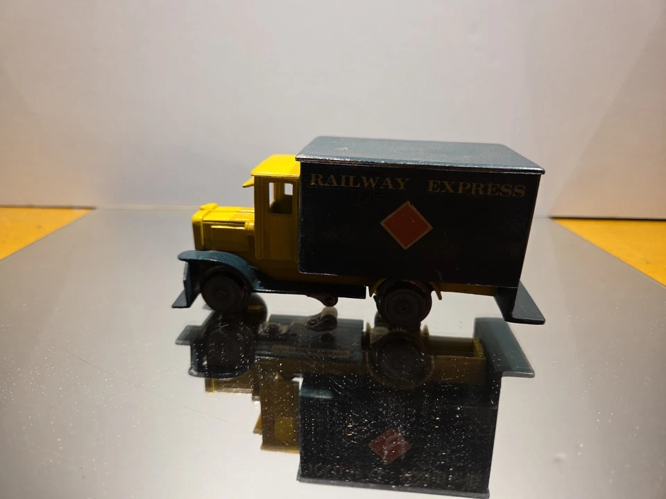 O-Gauge - David O King - Diecast REA Truck - Powered Runs 15 Volts - Image 3 of 4