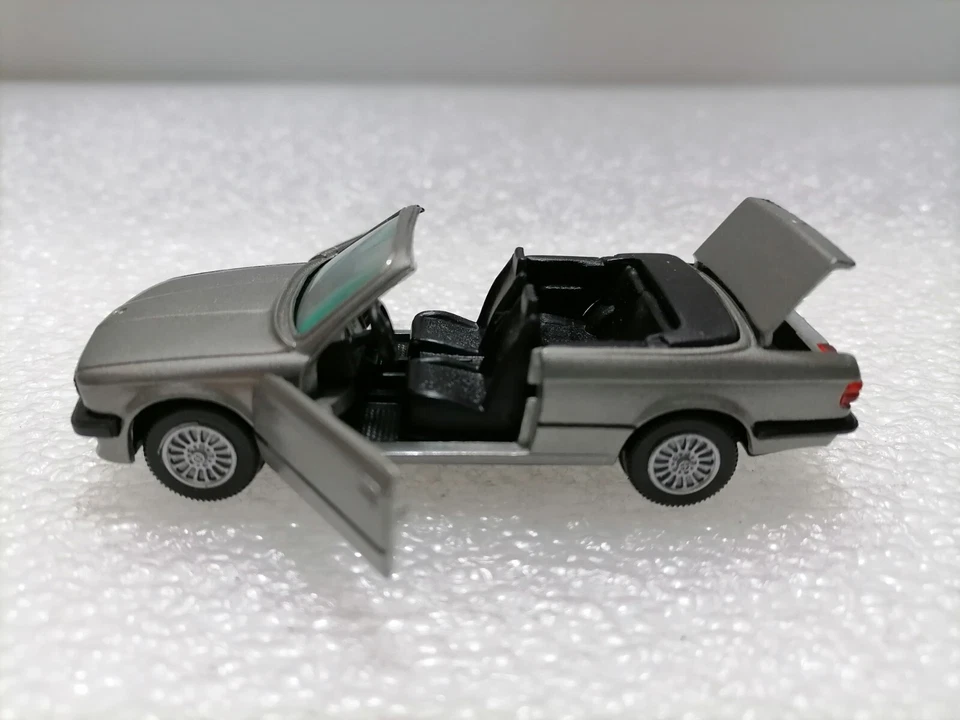 BMW 325i Cabrio 1989   - Vintage  diecast 1:43 Scale model Mint box - Image 3 of 4