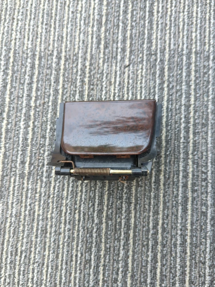 Infiniti I30 1996 cenicero de grano de madera 4 puertas Foto 2 de 4