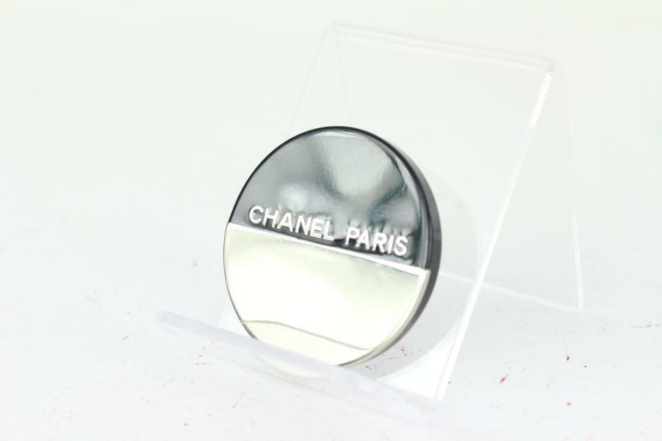 Chanel 00a Black x Silver Round Pin Brooch CC Logo 101c727 Chanel 00a Black x Silver Round Pin Brooch CC Logo 101c727