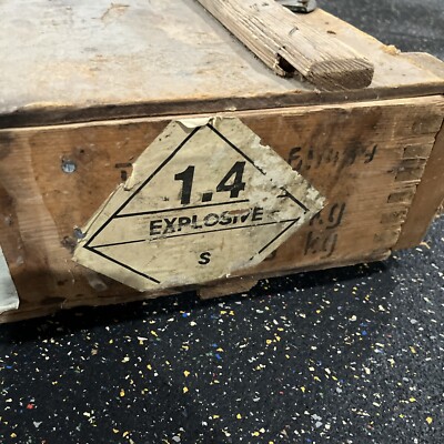 米軍　EXPLOSIVE MINES BOX 1940's American Cyanamid CO. 50lb Explosives Box Rockafeller Plaza