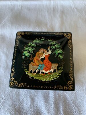 Small Vintage Russian Miniature Hand Painted Lacquer Box of Two Lovers, signed