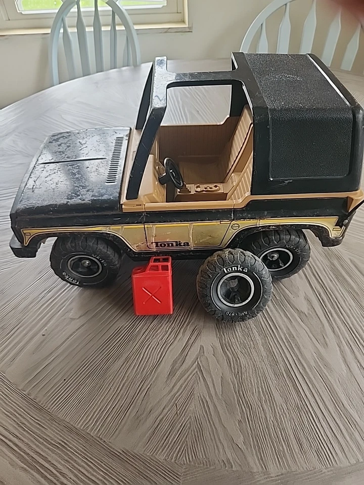 Rueda de neumático extraíble Tonka Bronco MR-970 vintage años 70 con neumático y lata de gasolina. Foto 2 de 4