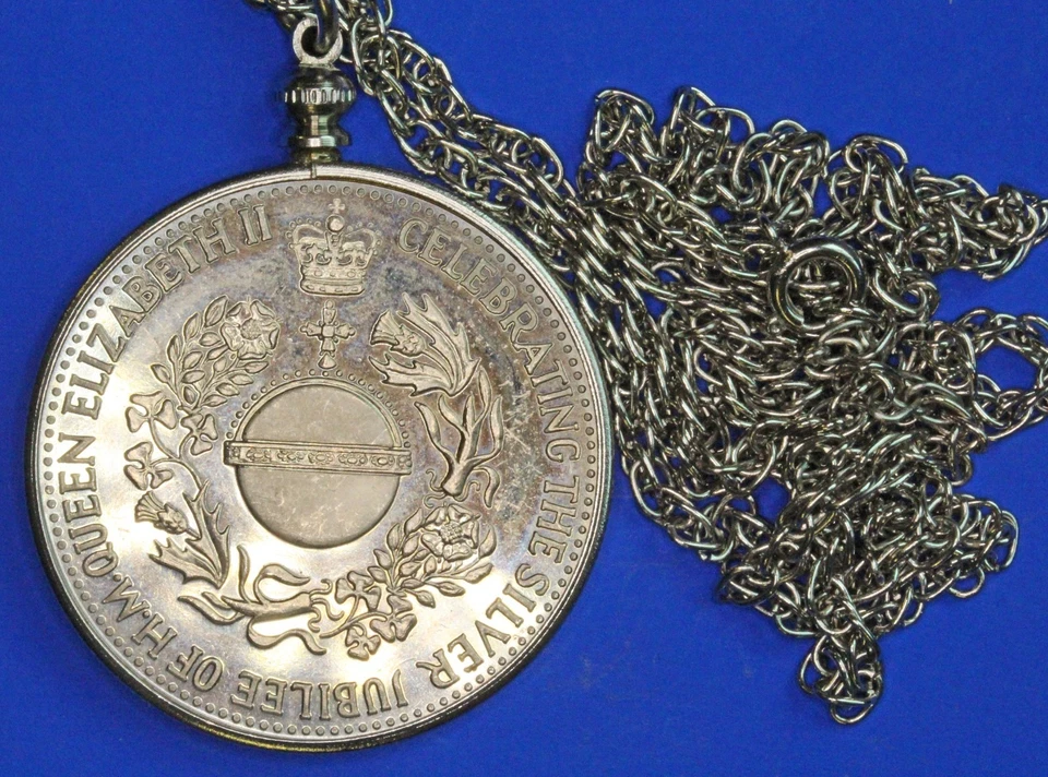 1977 Elizabeth II Silver Jubilee Medallion, 38mm, with24 inch chain  [33425] - Image 2 of 2