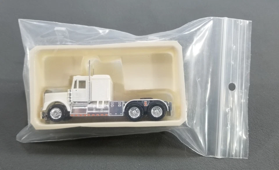 SEMI TRACTOR HERPA HO 1:87 KENWORTH convencional con cama hecho en alemania Foto 2 de 4