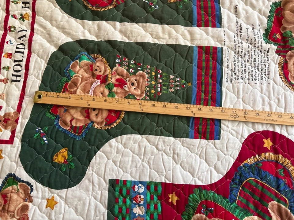 Medias de Navidad acolchadas "Abrazos de vacaciones" panel de tela osos pan de jengibre 34"x44 Foto 3 de 4