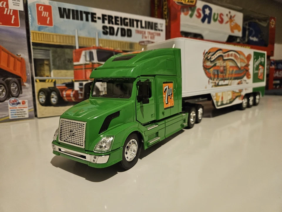 1/32 Scale Diecast Volvo VN-780 With Dry Van Trailer, NewRay - Image 2 of 4