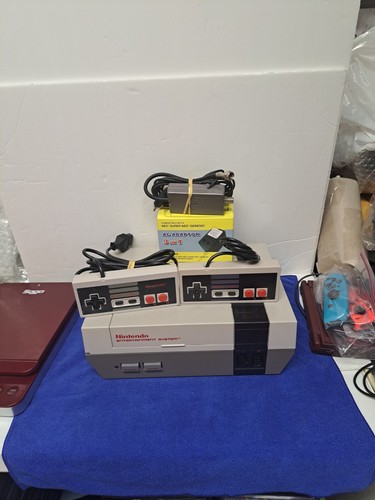 2 CONTROLLER Nintendo Entertainment System NES-001 Small Chip On Corner - Picture 6 of 7