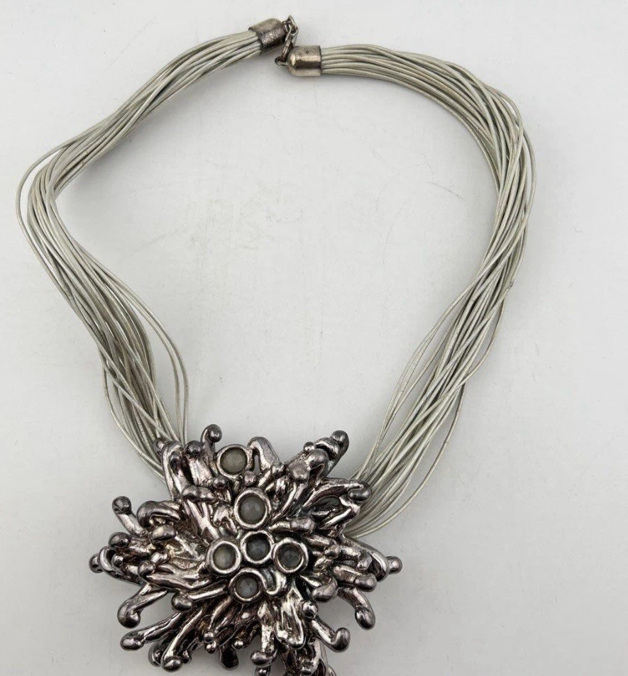 Brutalist纯银电形吊坠白色人造革链 — 第 2/4 张图片