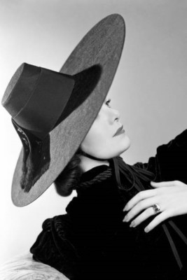 Radioschauspielerin Claire Niesen modelt einen Hut entworfen von Lily Dache 1940er 4x6 Foto