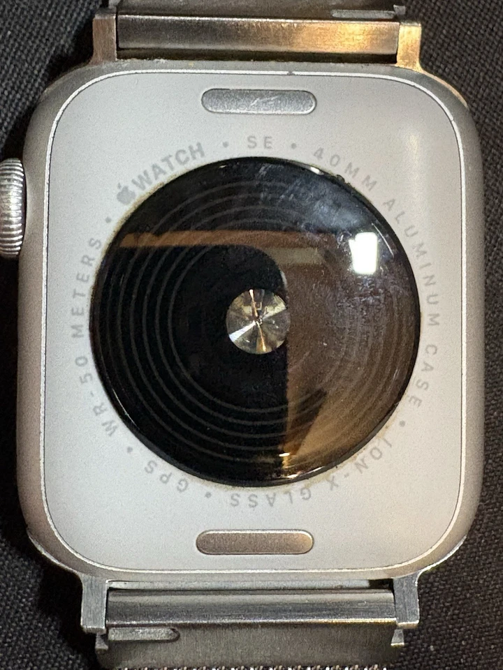 Apple Watch SE 2ª Generación 40mm Estuche Aluminio Plateado Modelo MRE13LL/A Con 2 Bandas Foto 3 de 4