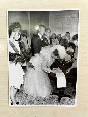 1980s Bride Wedding Wedding dress Groom Fashion Vintage photo Old Photo