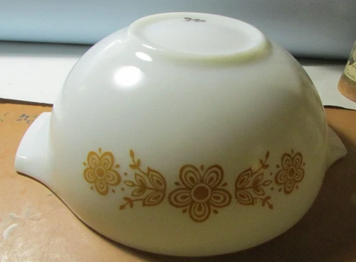 Vintage PYREX Butterfly Gold  / White #443 2-1/2 Qt Cinderella Mixing Bowl