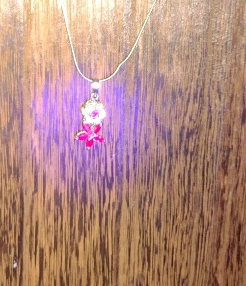 Collar de plata de ley 925 con colgante de flor de zafiro rosa creado en laboratorio de 18" Foto 3 de 4