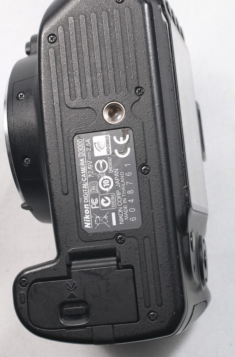 Nikon D D3000 10.2MP Digital SLR Camera UNTESTED 8761 689466142754