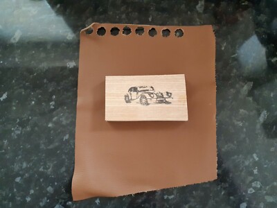 Sehr seltenes Morgan Motor Car Factory Tour Stück aus Leder und bedrucktem Eschenblock.