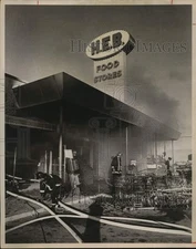 1974 Press Photo Firefighters Run Hoses At Blaze At H.E.B. Food Stores