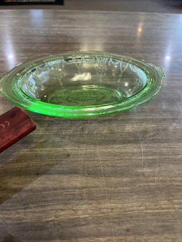 VINTAGE GREEN DEPRESSION GLASS BOWL *URANIUM*