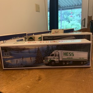 HESS 1987 Toy Semi Truck Bank , Mint In Box -barrels