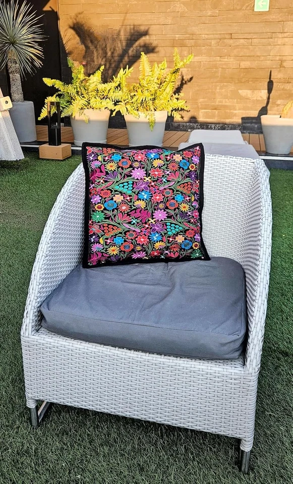Funda de Almohada Negra Única 20"x20" con Bordado Floral Chiapas - Decoración Informal Foto 4 de 4