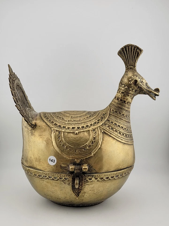 Antigua caja decorativa de latón indoislámica Dhokra betel nuez pavo real con tapa. Foto 2 de 4