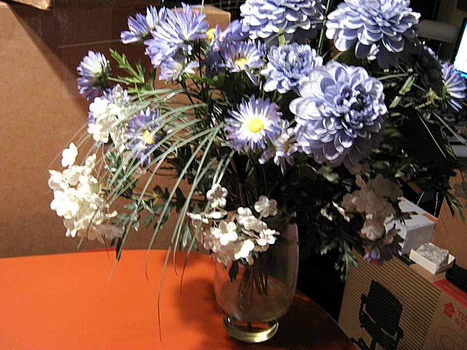 大型人造丝绸蓝色康乃馨花排列带玻璃花瓶 — 第 4/4 张图片