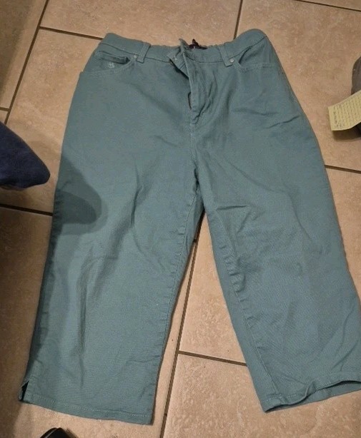 Gloria Vanderbilt Womens  Amanda Capri Jeans  Green Size 14