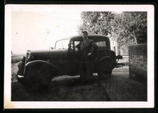 Fotografie Auto Opel P4 1936 /37, stoler Fahrer lehnt am PKW 
