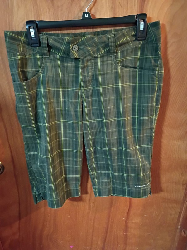 Columbia Titanium Women's Omni Shade Green Plaid Capris Long Shorts Size 6 EUC!