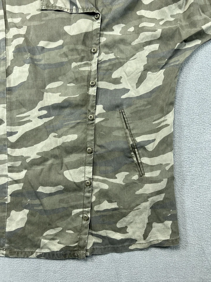Camisa Express para mujer mediana verde camuflada con botones manga Dolman asimétrica Foto 3 de 4