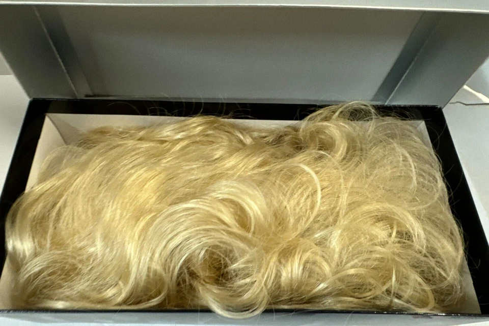 Peruca loira KaneKalon Westbay com caixa Louis Ferre - Imagem 2 de 4