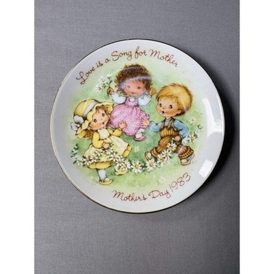 Vintage Avon 1983 Mother's Day 5'' Wall Plate Decor ''Love is a Song for Mother''