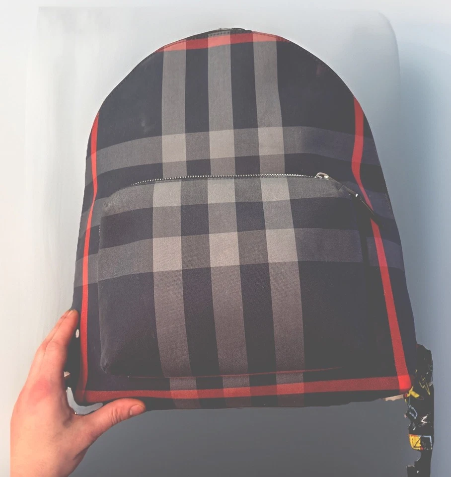 Mochila de lona Burberry Jeff Check ORG. Precio $1350 Usado 1x y todavía tiene etiquetas Foto 4 de 4