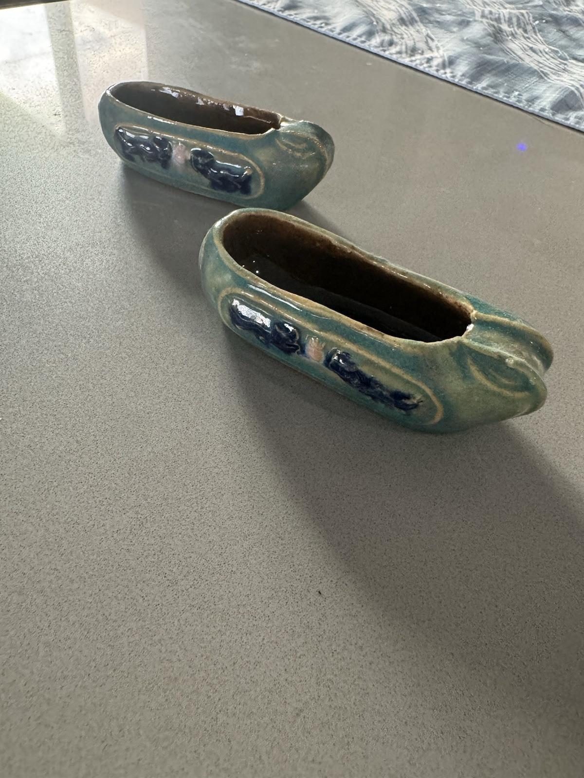 PANTOFOLA D’ORO Ciabatte cinesi coppia scarpe gres ceramica blu smalto giallo merce vintage