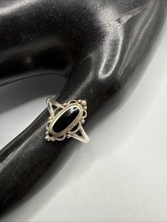VTG DAINTY 925 STERLING SILVER AGATE RING. SIZE 7.75. GRAMS 2.4